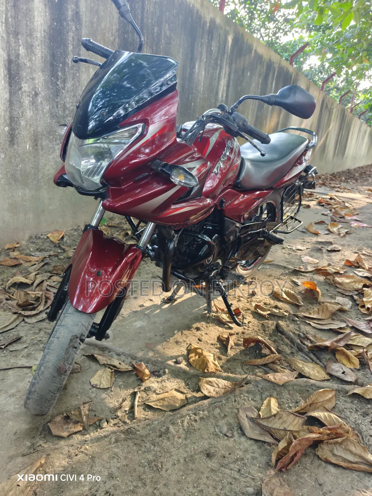 বাজাজ আরই ২০১৬ লাল