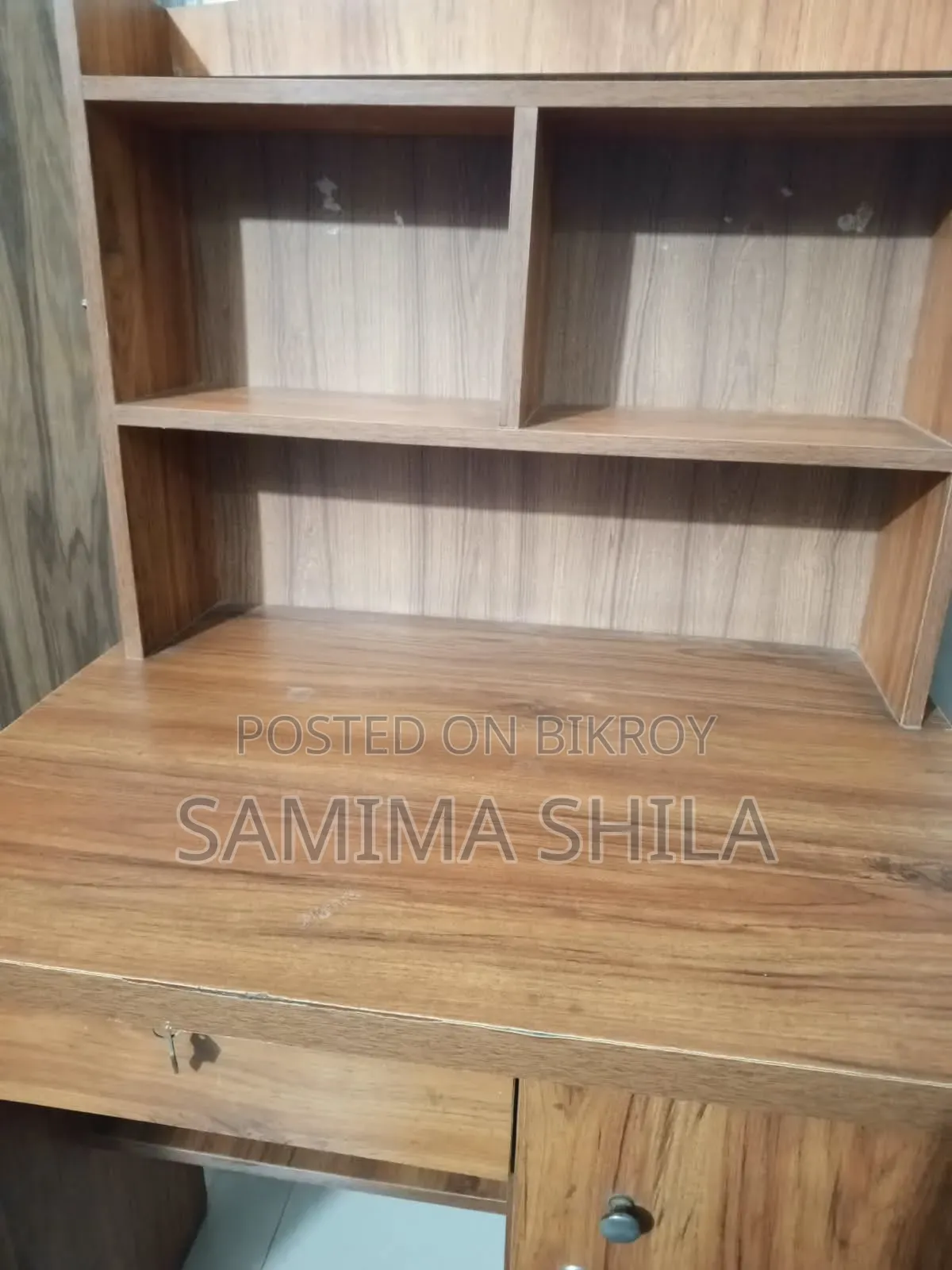 স্টোরেজ এবং শেলফ সহ পড়ার টেবিল