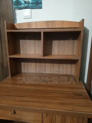স্টোরেজ এবং শেলফ সহ পড়ার টেবিল