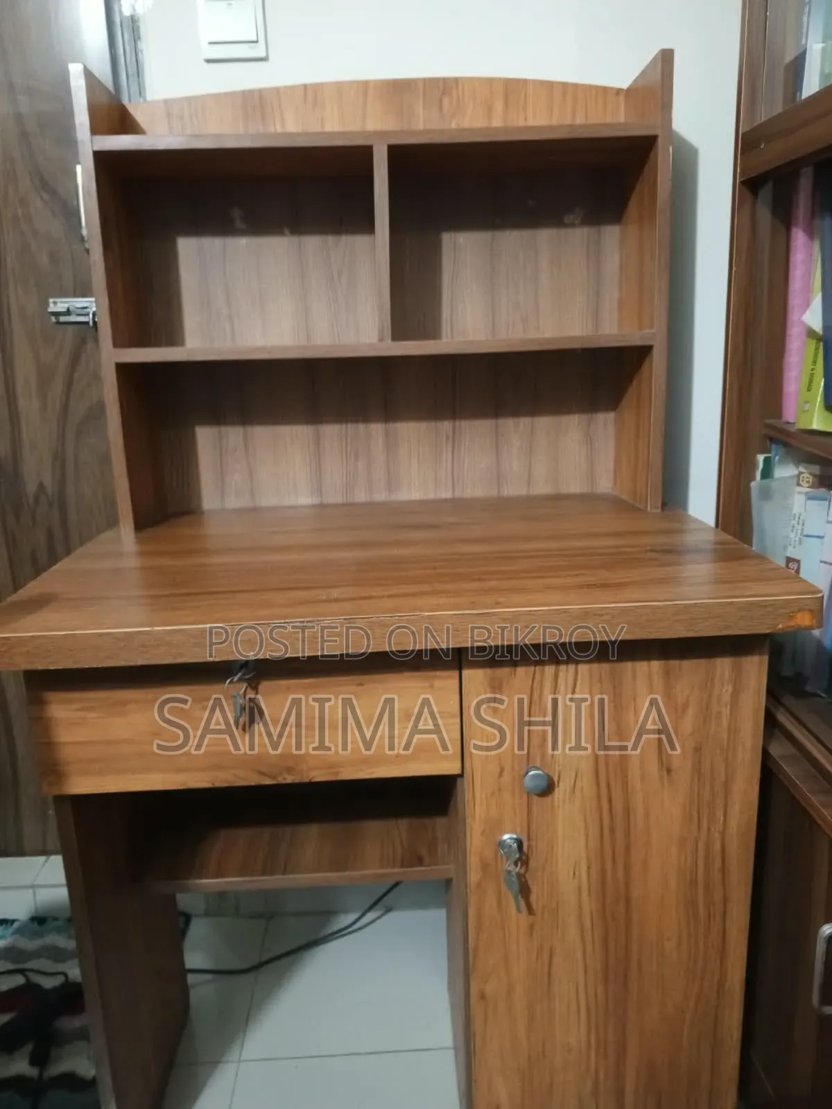 স্টোরেজ এবং শেলফ সহ পড়ার টেবিল
