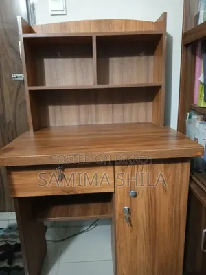 স্টোরেজ এবং শেলফ সহ পড়ার টেবিল