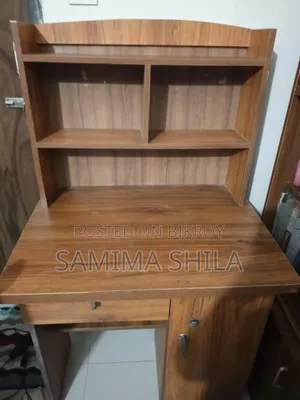 স্টোরেজ এবং শেলফ সহ পড়ার টেবিল