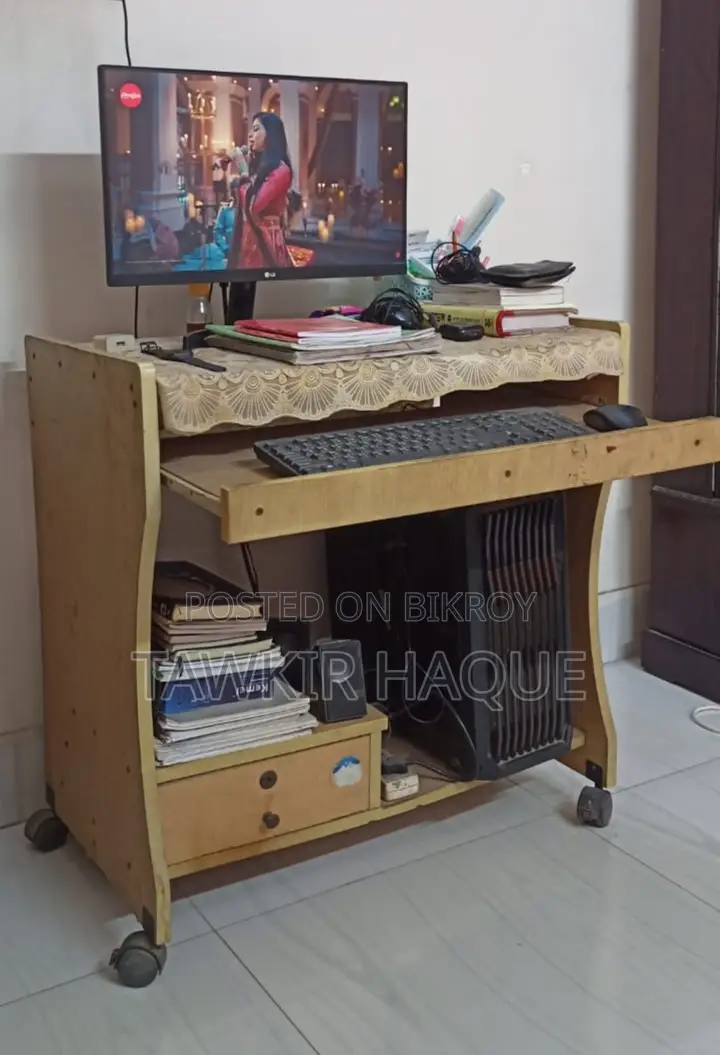 কিবোর্ড ট্রে এবং ড্রয়ার সহ ব্যবহৃত কাঠের ওটব কম্পিউটার টেবিল