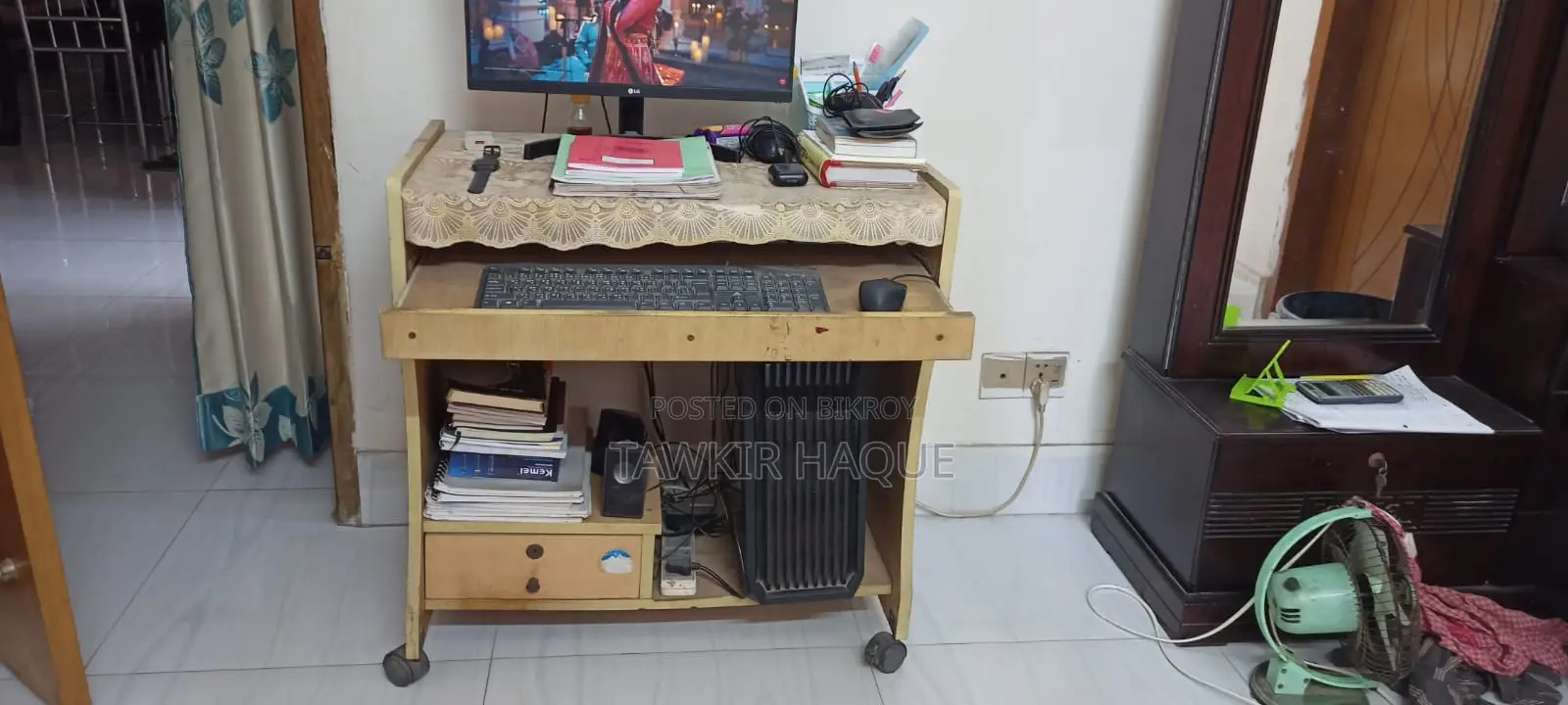 কিবোর্ড ট্রে এবং ড্রয়ার সহ ব্যবহৃত কাঠের ওটব কম্পিউটার টেবিল