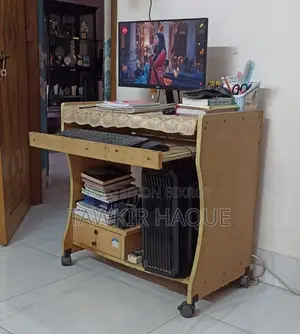 কিবোর্ড ট্রে এবং ড্রয়ার সহ ব্যবহৃত কাঠের ওটব কম্পিউটার টেবিল