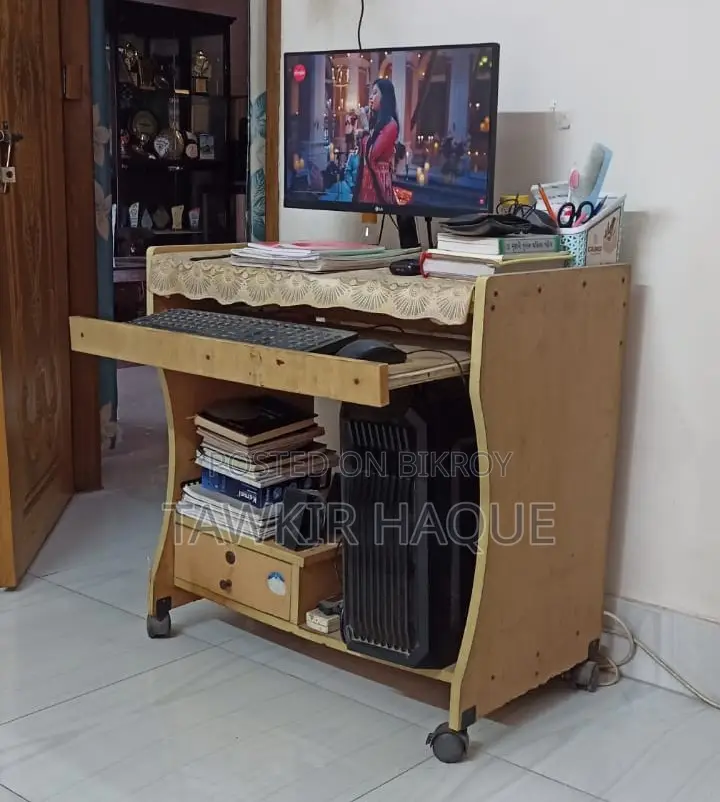 কিবোর্ড ট্রে এবং ড্রয়ার সহ ব্যবহৃত কাঠের ওটব কম্পিউটার টেবিল