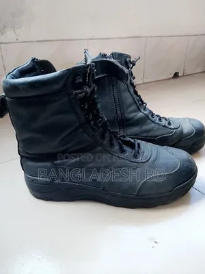 কালো রঙের বুট জুতা