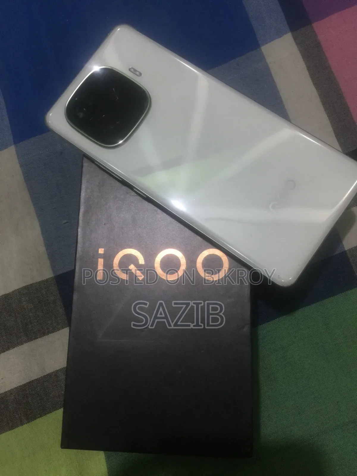 আইকিউওও ২৫৬ জিবি হোয়াইট