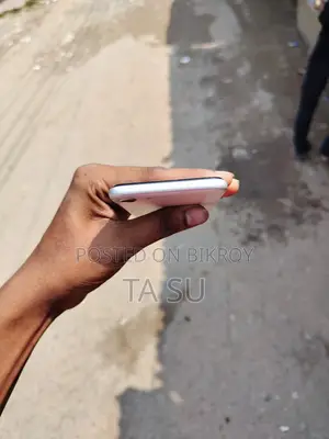 অ্যাপল আইফোন এসই (২০২০) ১২৮ জিবি হোয়াইট