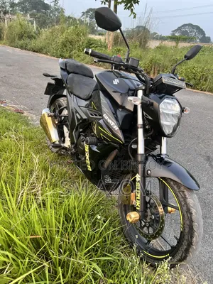 সুজুকি জিক্সার ২০২৩ ব্ল্যাক