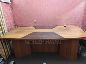 অফিস টেবিল