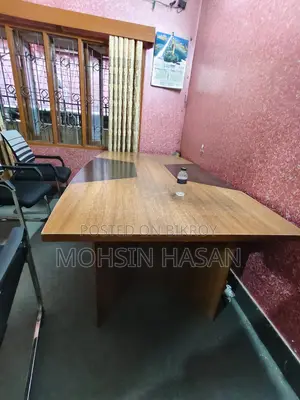 অফিস টেবিল