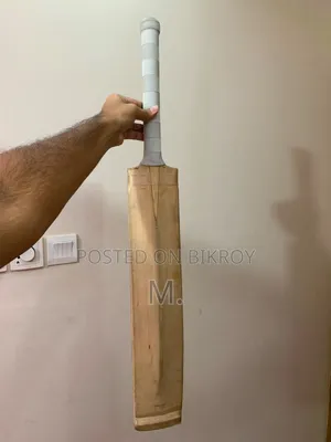 ক্রিকেট ব্যাট এবং গ্লাভস