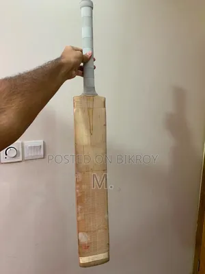 ক্রিকেট ব্যাট এবং গ্লাভস
