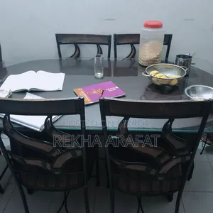 একটি ডাইনিং টেবিল বিক্রি করা হবে