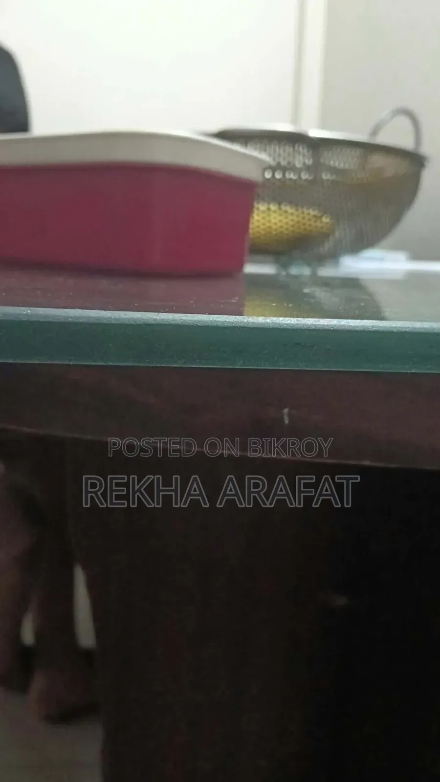 একটি ডাইনিং টেবিল বিক্রি করা হবে