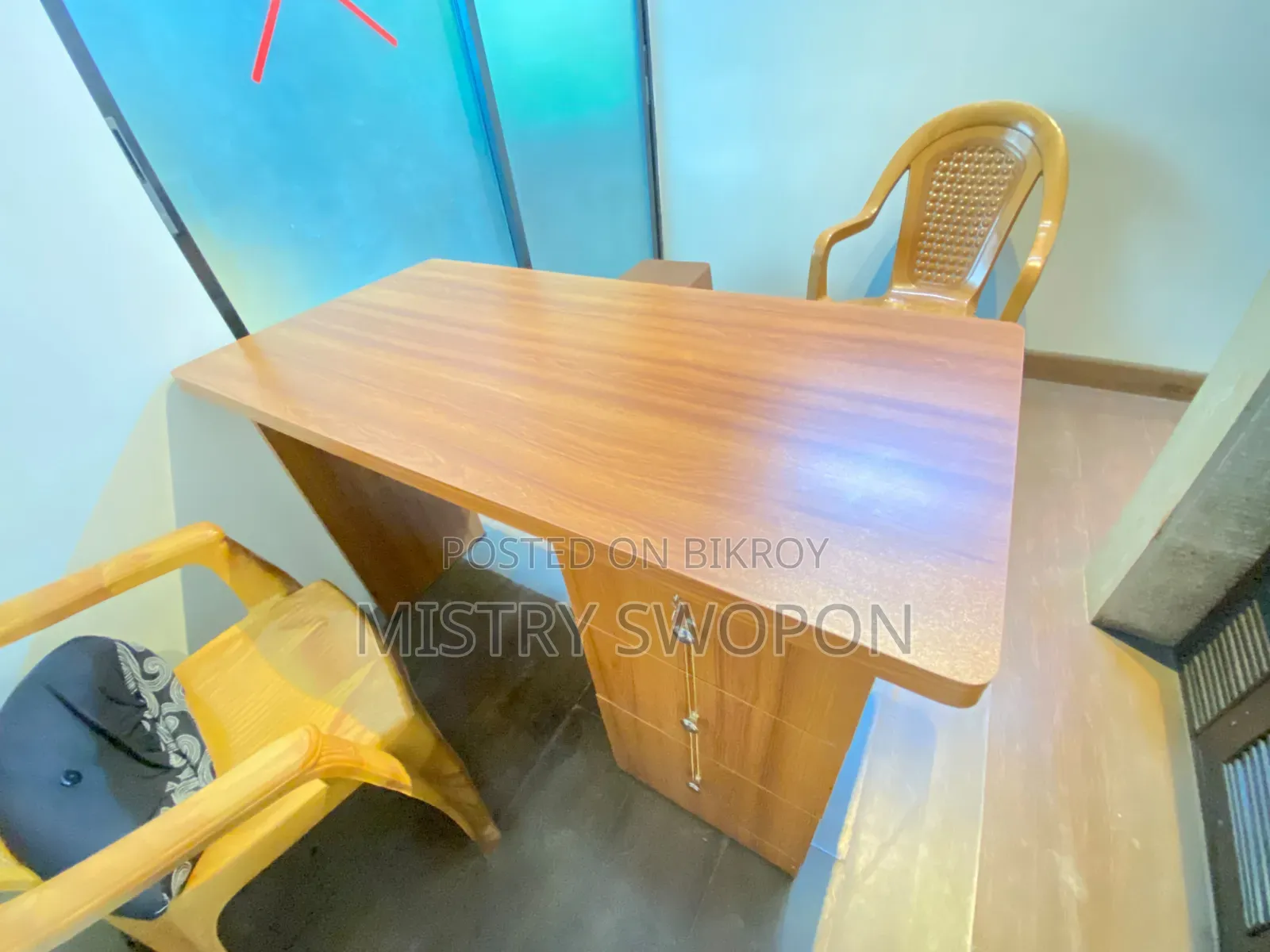 অফিস টেবিল