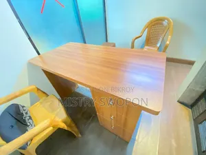 অফিস টেবিল
