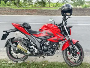 সুজুকি জিক্সার ২০২২ লাল