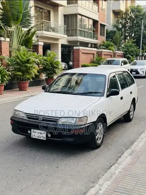 টয়োটা করোল্লা হ্যাচব্যাক ২০০১ সাদা
