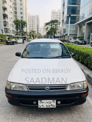 টয়োটা করোল্লা হ্যাচব্যাক ২০০১ সাদা
