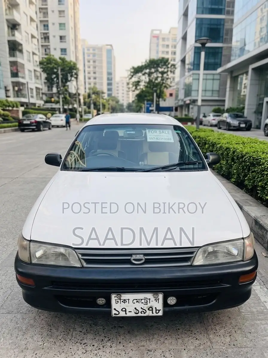 টয়োটা করোল্লা হ্যাচব্যাক ২০০১ সাদা
