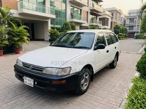 টয়োটা করোল্লা হ্যাচব্যাক ২০০১ সাদা