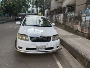 টয়োটা করোলা ২০০৪ সাদা