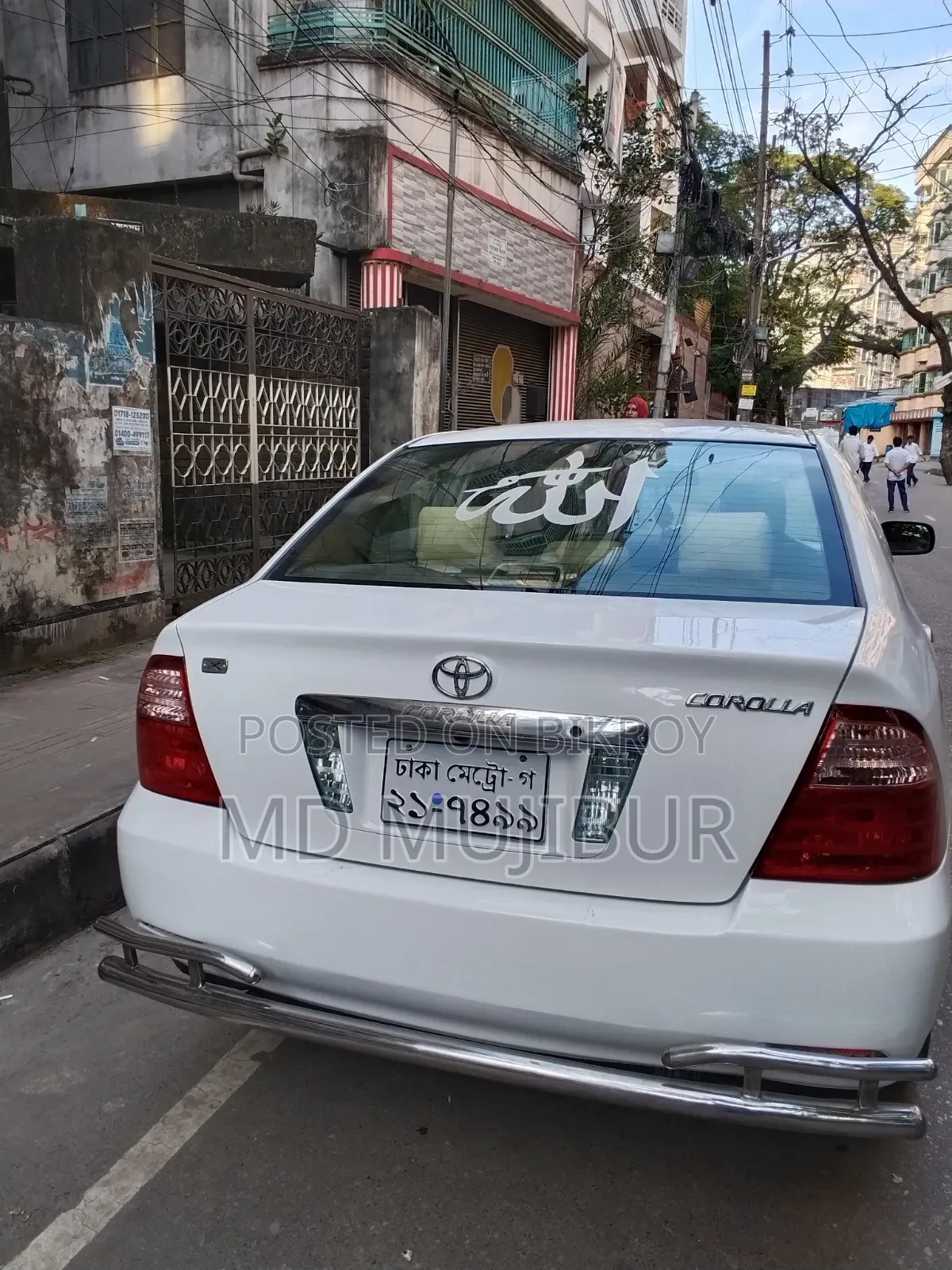 টয়োটা করোলা ২০০৪ সাদা