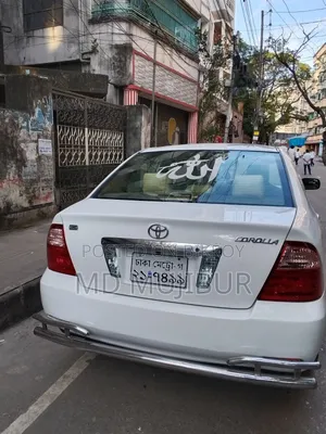 টয়োটা করোলা ২০০৪ সাদা