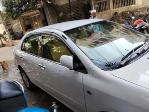 টয়োটা করোলা ২০০৪ সাদা