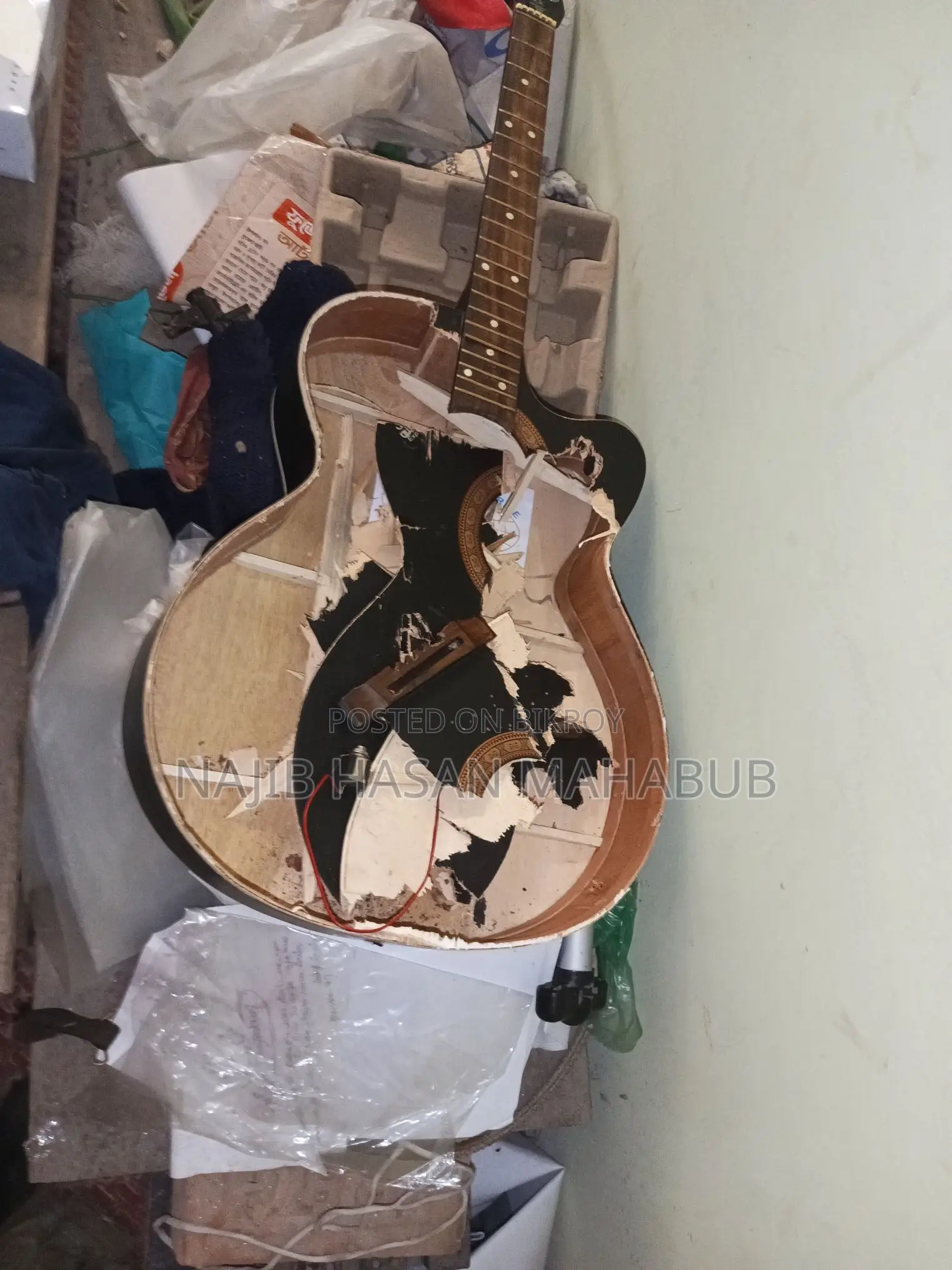 . Signature 265 Guiter. Broken Guiter.urgent Sell