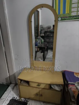ড্রেসিং টেবিল