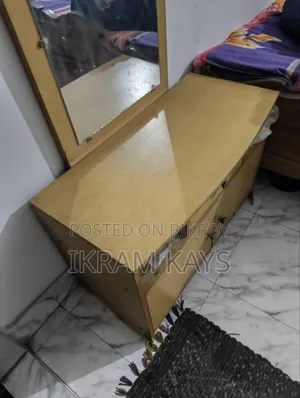 ড্রেসিং টেবিল