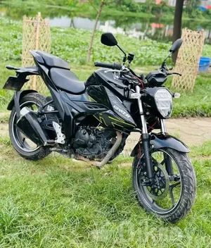 সুজুকি গিক্সার এসএফ ২০২৩ কালো