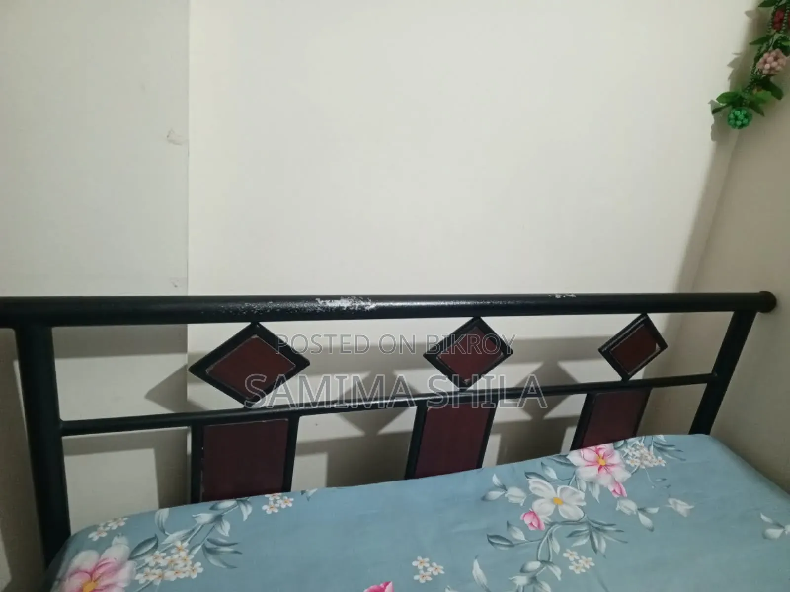 বেডফ্রেম সহ ডাবল মেটাল বেড