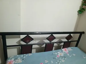 বেডফ্রেম সহ ডাবল মেটাল বেড