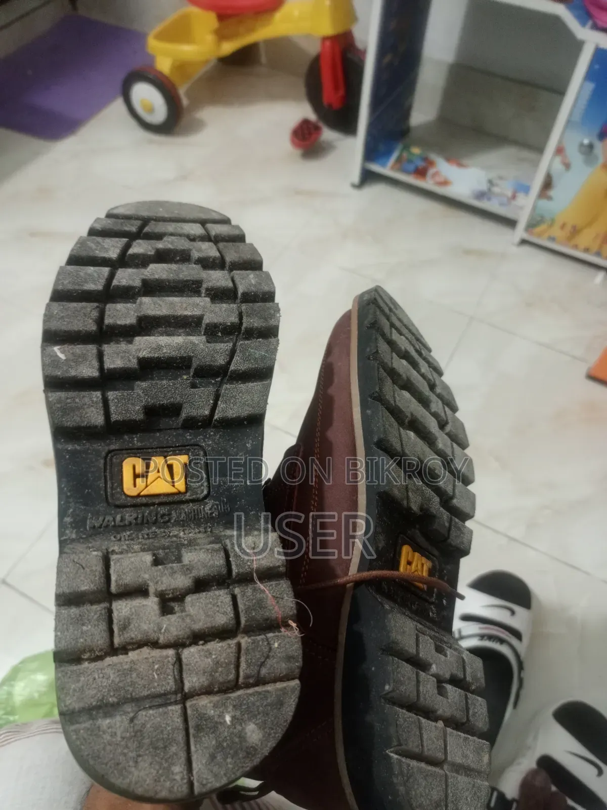 ১০০% চামড়ার বুট জুতা বিক্রি করতে চাই।