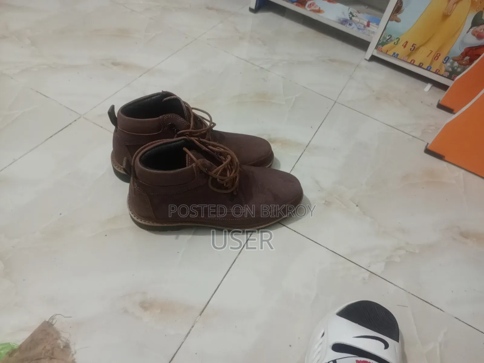১০০% চামড়ার বুট জুতা বিক্রি করতে চাই।