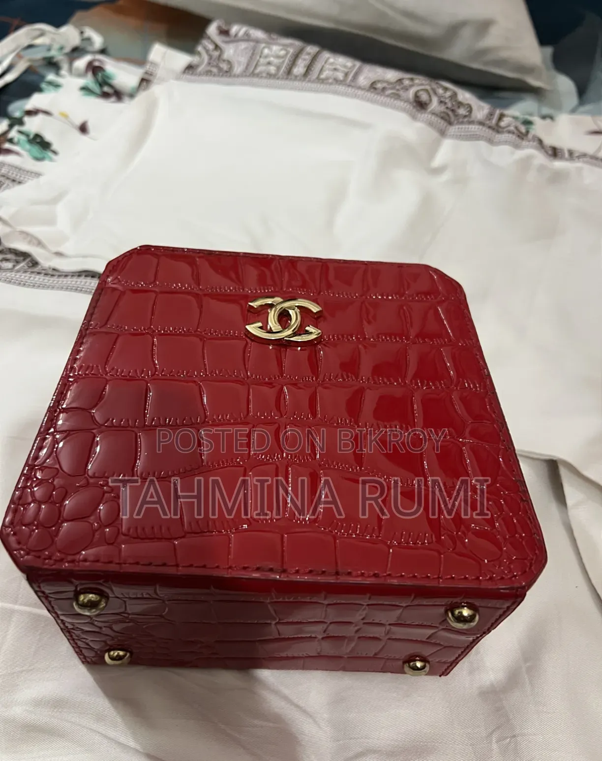 ওয়েস্টার্ন বক্স রেড পার্স