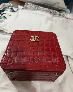 ওয়েস্টার্ন বক্স রেড পার্স