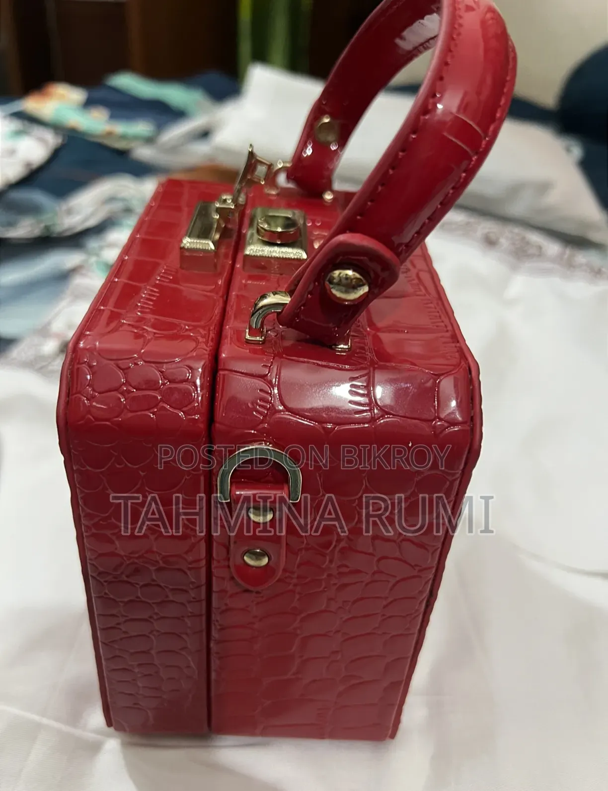 ওয়েস্টার্ন বক্স রেড পার্স
