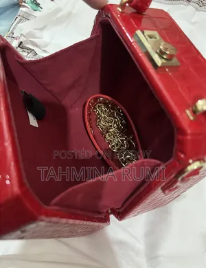 ওয়েস্টার্ন বক্স রেড পার্স