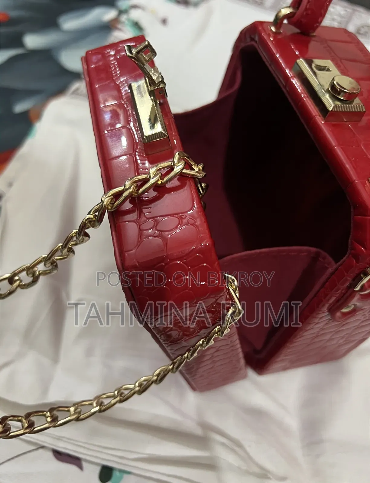 ওয়েস্টার্ন বক্স রেড পার্স
