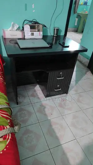 কম্পিউটার টেবিল নতুনের মতো