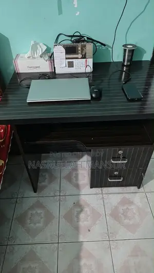 কম্পিউটার টেবিল নতুনের মতো