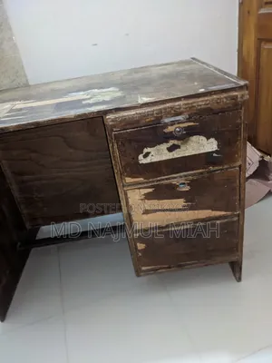 পড়ার টেবিল