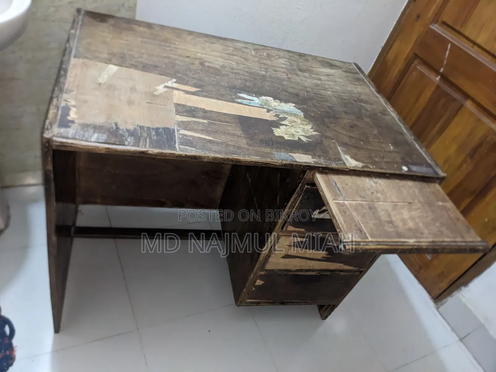 পড়ার টেবিল