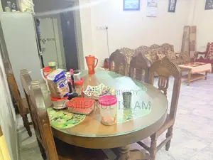 ডাইনিং টেবিল