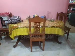 মেহগনি কাঠের ডাইনিং টেবিল